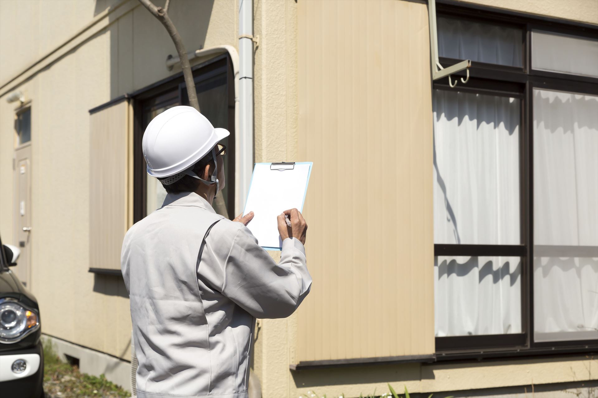 玄関アプローチや駐車スペース、庭づくりなど、住まいの印象と暮らしやすさを左右する外構を丁寧に施工します。函南町を拠点に、お客様一人ひとりの暮らし方やご要望を丁寧に伺い、理想の住環境を形にします。見えない部分まで手を抜かず、長く安心してお使いいただける施工を心がけています。新築時の外構工事はもちろん、リフォームにも対応し、打ち合わせから完成後のアフターフォローまで地域に根差した対応を大切にしています。